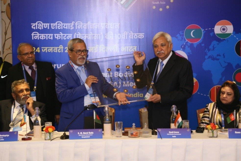 Hon’ble Chief Election Commissioner of Bangladesh handed over the Chairmanship of FEMBoSA to the Election Commission of India for the year 2020 and presented the Logo of FEMBoSA to Mr. Sunil Arora, Chief Election Commissioner of India.